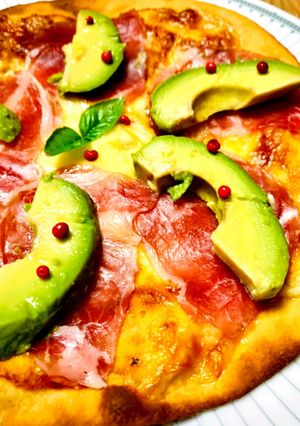 ピザ台使用☆焼かない具のピザ•アボカド♪-レシピのメイン写真
