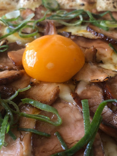 卵黄を潰して食べる焼き豚とネギのピザ-レシピのメイン写真