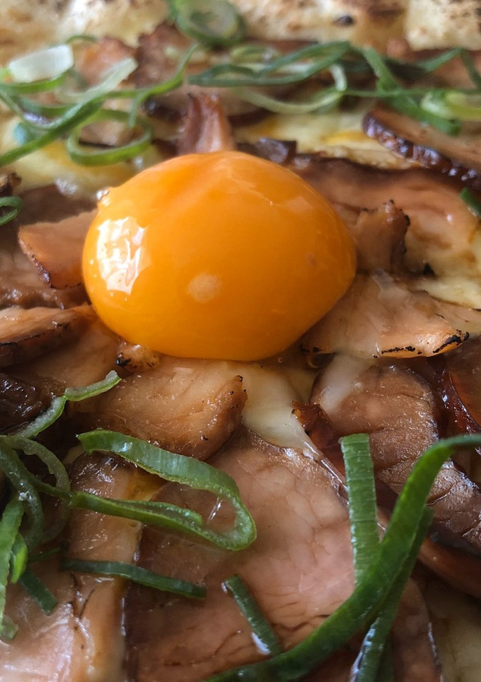 卵黄を潰して食べる焼き豚とネギのピザ-レシピのメイン写真