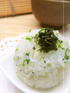 葱*しらす*粉わかめのおむすび-レシピのメイン写真