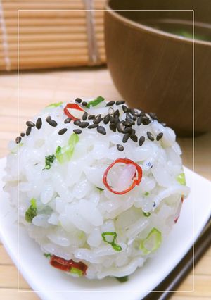 胡麻香る❀葱＊しらす＊鷹の爪のおむすび-レシピのメイン写真