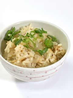 生姜薫る玉ねぎ丸ごと炊き込みごはん-レシピのメイン写真