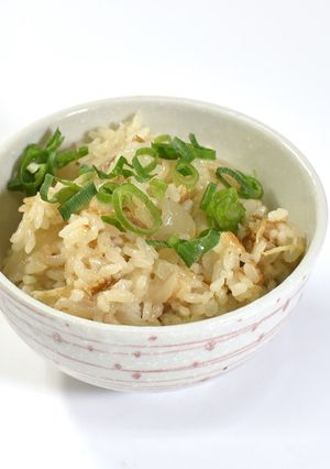 生姜薫る玉ねぎ丸ごと炊き込みごはん-レシピのメイン写真