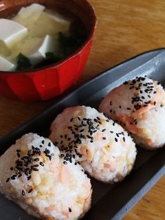 焼塩鮭 揚げ玉 ごま おむすび-レシピのメイン写真