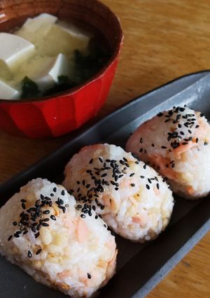 焼塩鮭 揚げ玉 ごま おむすび-レシピのメイン写真