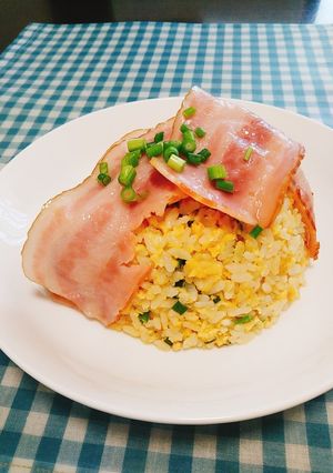 ベーコンどーんっ♡とのっけたパラパラ炒飯-レシピのメイン写真