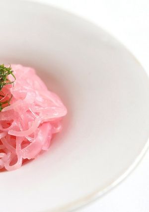 お祝いに♪こんにゃく麺の紅白マリネ-レシピのメイン写真