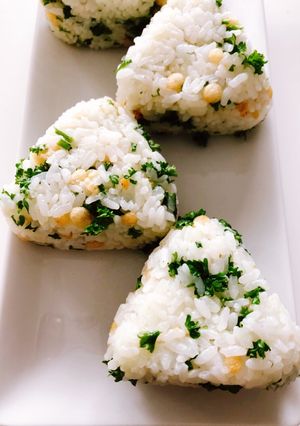 パセリと天かすのおにぎり-レシピのメイン写真