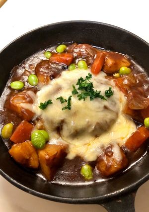 チーズハンバーグ ビーフシチューソースで-レシピのメイン写真