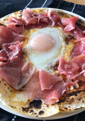 乗せるだけ！目玉焼きと生ハムのピザ-レシピのメイン写真