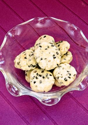☺簡単おつまみ♪黒ごま入りプチクッキー☺-レシピのメイン写真