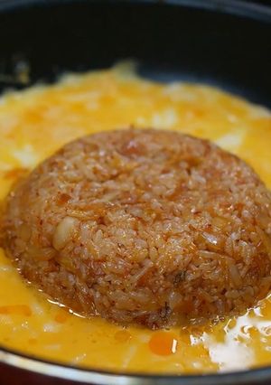 チーズ卵トッピング!「キムチチャーハン」-レシピのメイン写真