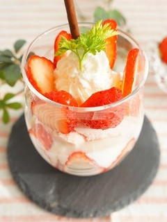 子どもも作れる!旬のいちごのパフェ-レシピのメイン写真