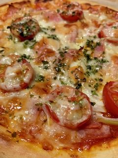 簡単、トマトとベーコンのピザ-レシピのメイン写真