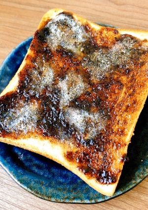 食パンとご飯ですよを塗りつけて食べる-レシピのメイン写真