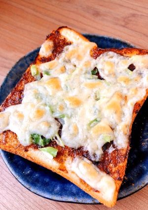 ネギとチーズをのせる和風ピザトースト-レシピのメイン写真