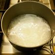 少量のごはんを鍋で炊く