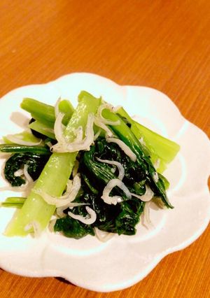 ラー油で簡単♪小松菜としらす炒め-レシピのメイン写真
