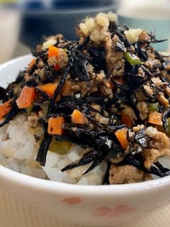 芽ひじきの生姜そぼろ丼♡-レシピのメイン写真