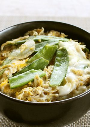 子供と！新玉ねぎとさやえんどうの卵とじ丼-レシピのメイン写真