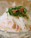 こんにゃく麺のそうめん風☆梅と青シソ和え