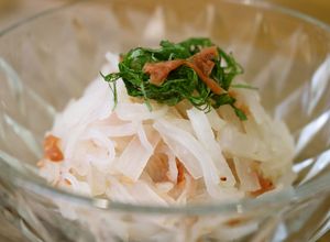 こんにゃく麺のそうめん風☆梅と青シソ和え-レシピのメイン写真