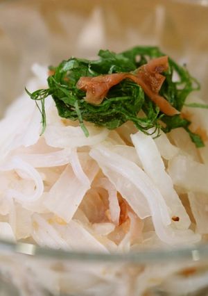 こんにゃく麺のそうめん風☆梅と青シソ和え-レシピのメイン写真