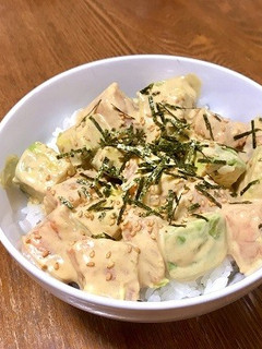 サーモンとアボカドのスパイシーポキ丼★-レシピのメイン写真