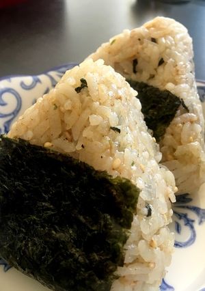 案外イケる☆酢飯ふりかけおにぎり-レシピのメイン写真