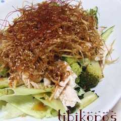 รูปของ 蒸し鶏と揚げごぼうのおかずサラダ☻