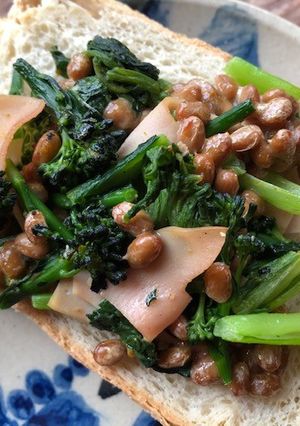 納豆と小松菜のカレー風味トースト-レシピのメイン写真