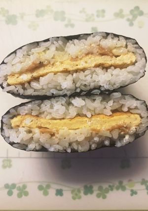 梅マヨと卵焼き入りおにぎらず♫-レシピのメイン写真