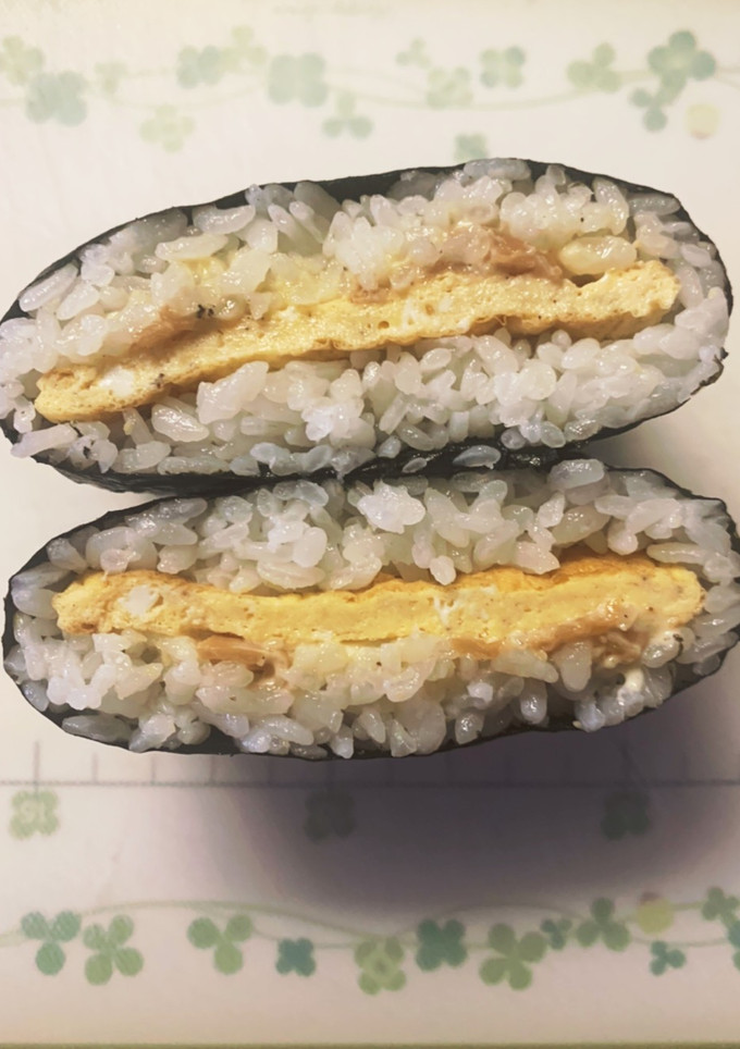 梅マヨと卵焼き入りおにぎらず♫-レシピのメイン写真