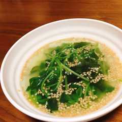 รูปของ ゴマ香る！豆苗とわかめの簡単中華スープ