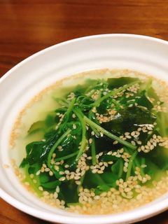 ゴマ香る!豆苗とわかめの簡単中華スープ-レシピのメイン写真