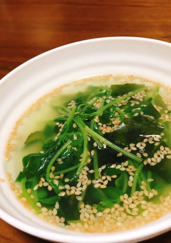 ゴマ香る！豆苗とわかめの簡単中華スープ-レシピのメイン写真