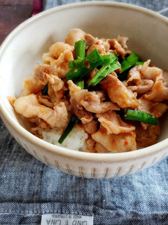 レンジで4分!豚こまのスタミナチリ丼-レシピのメイン写真