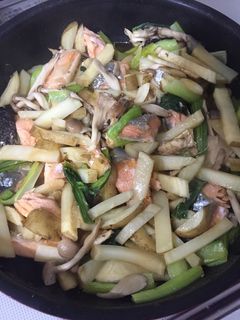 鮭と小松菜じゃがきのこのバター醤油炒め-レシピのメイン写真