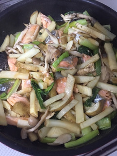 鮭と小松菜じゃがきのこのバター醤油炒め-レシピのメイン写真