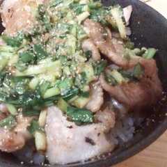 รูปของ かりっと豚肉のネギソース丼