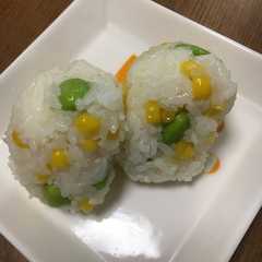 รูปของ コーンと枝豆のおにぎり