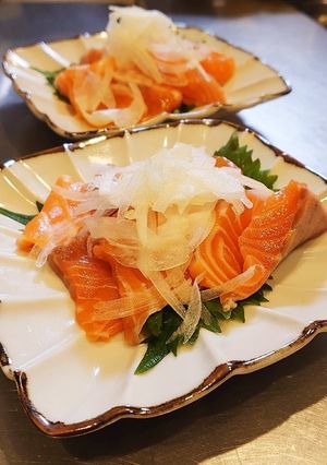 サーモンお刺身に新玉ねぎ-レシピのメイン写真