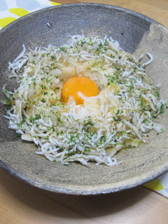 しらすとオニオンスライスの黄身和え-レシピのメイン写真