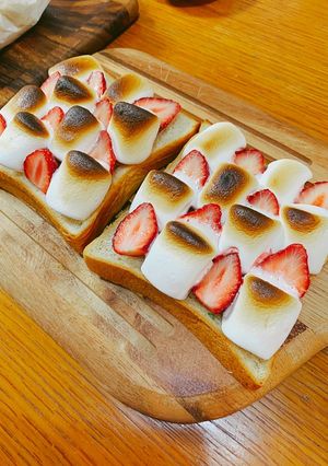 イチゴマシュマロのっけ盛りパン✩.*˚-レシピのメイン写真