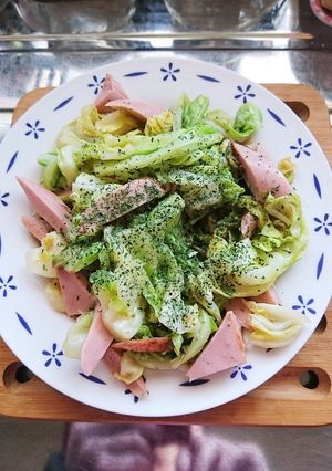 簡単!春キャベツと魚肉ソーセージの炒め-レシピのメイン写真