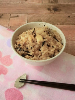 筍とひじきのごまだれ炊き込みご飯-レシピのメイン写真