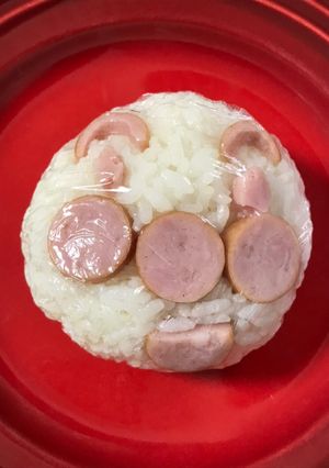 ウィンナーで！アンパンマンおにぎり-レシピのメイン写真