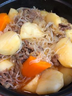 ストウブで作るピリッと甘辛肉じゃが-レシピのメイン写真
