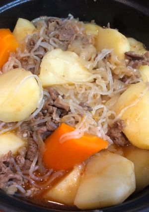 ストウブで作るピリッと甘辛肉じゃが-レシピのメイン写真