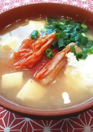 味噌汁にキムチとカッテージチーズを乗せて-レシピのメイン写真